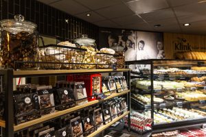Bakker Klink winkel Koningin Julianalaan opening chocolade rek