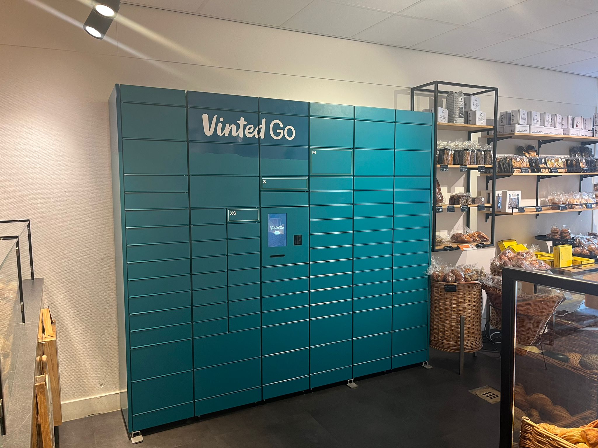 Nieuw bij Bakker Klink Reinkenstraat: Vinted Pakketpunt! We hebben leuk nieuws: Bakker Klink aan de Reinkenstraat is vanaf nu ook een officieel Vinted Pakketpunt! 🎉 Dat betekent dat je je Vinted-pakketjes voortaan gewoon bij ons kunt ophalen of versturen. Superhandig te combineren met een vers brood, een croissantje of een goede kop koffie ☕🥐 Maar er is meer dan gemak alleen. Tweedehands kleding een tweede leven geven past namelijk naadloos bij onze filosofie: bewuste keuzes maken, verspilling tegengaan en kwaliteit vooropstellen. Net zoals we dat doen met ons brood en onze ingrediënten. Dus of je nu komt voor je dagelijkse zuurdesem, een espresso of je nieuwste Vinted-vondst: Welkom bij Bakker Klink Reinkenstraat! Shop bewust, draag met liefde — en haal je pakketje gewoon bij de bakker